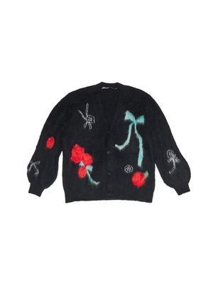 Cárdigan negro con tejido texturizado, decorado con bordados florales en rojo y teal y lazos. Tiene mangas largas y cierre frontal con botones.