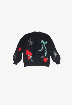 Czarny kardigan z teksturowanej tkaniny, ozdobiony czerwonym i turkusowym kwiatowym haftem oraz kokardkami. Ma długie rękawy i zapięcie na guziki z przodu.