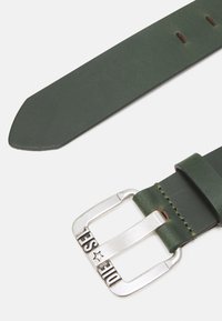 Cintura in pelle verde con fibbia rettangolare in argento. Fibbia incisa con "DIESEL" e dotata di un unico passante in pelle. Texture liscia.