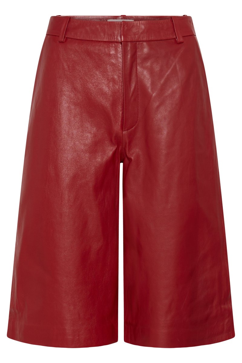 Røde læder shorts med høj talje og knælængde med bæltestropper og en detalje med en syning foran.