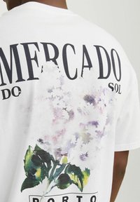 Jack & Jones JORMERCADO TEE SS CREW NECK - Trükipildiga T-särk - bright white