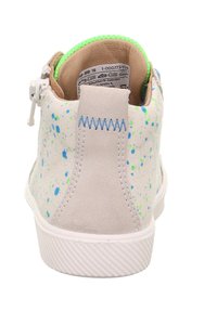 Hoge sneakers met een gesprenkeld witte en grijze suede bovenwerk, contrasterende neongroene kraag, en een witte rubberen zool met ribbelstructuur.