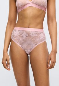 Ροζ δαντελωτά σλιπ με λουλουδένια σχέδια, απαλή μέση με το бренд "TOMMY HILFIGER" και ημιδιαφανής υφή.