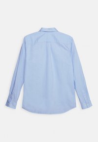 Lichtblauw overhemd met lange mouwen, een button-down kraag, een rugplooien en knoopsluiting bij de manchetten. Gladde stofstructuur met een klassiek ontwerp.