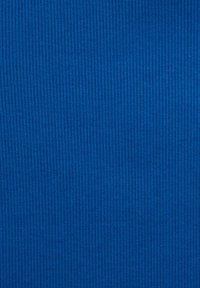 Mėlyna raibota medžiaga su vertikalių dryžių raštu. Tekstūra atrodo minkšta ir elastinga, tinkama drabužiams ar apmušalams.