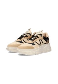 Baskets beige et noires en matériaux de suède et de maille, avec une semelle blanche épaisse, des accents texturés et des lacets noirs. Une étiquette sur le talon porte le logo.