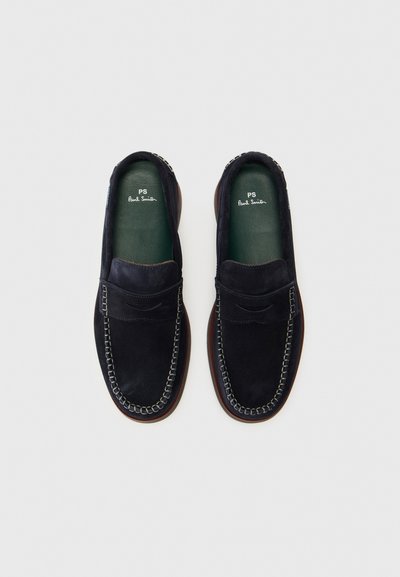 Kék nubuk slip-on cipők, szürke varrással a tetején, kerek orral és zöld talpbetéttel, amelyen a "PS Paul Smith" felirat található.