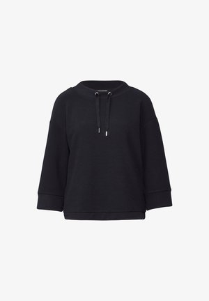 Czarna bluza z luźnym krojem, żebrowaną teksturą, szerokimi rękawami 3/4 oraz okrągłym dekoltem z sznurkiem i metalowymi akcentami.