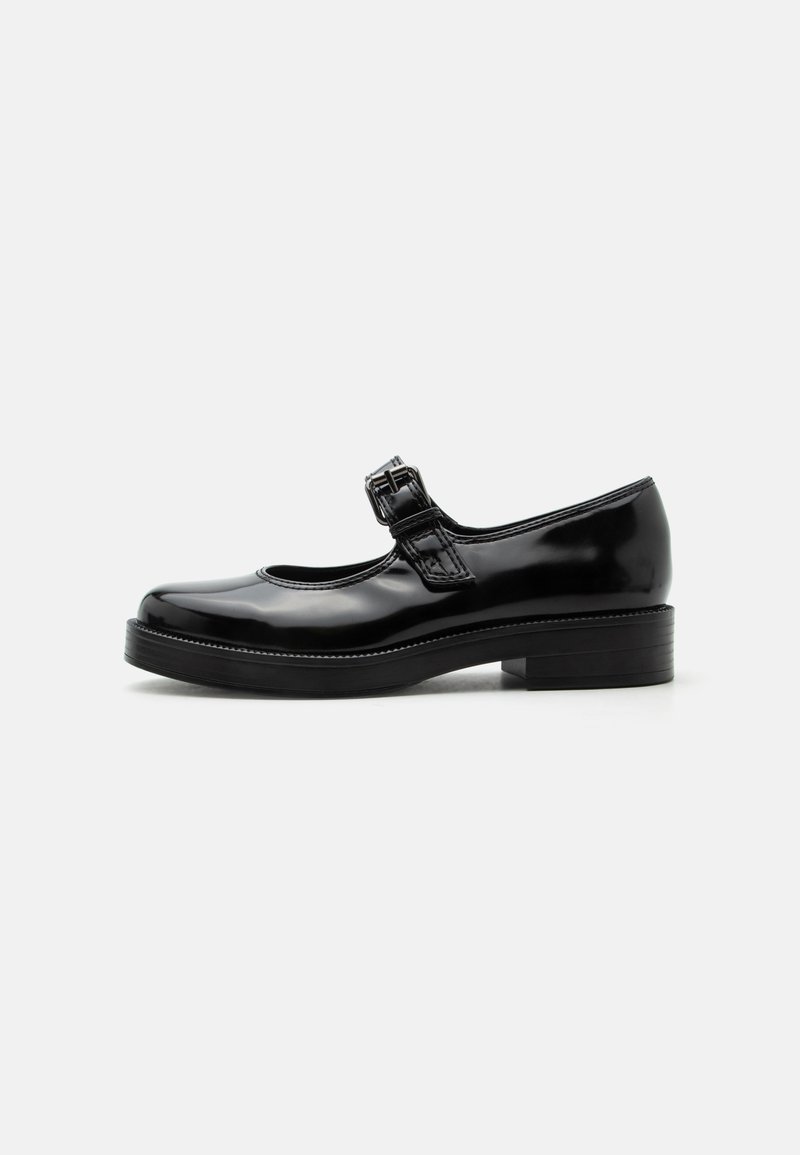 Chaussure Mary Jane en cuir verni noir avec bout rond, petit talon bloc et bride réglable avec boucle sur le coup de pied.
