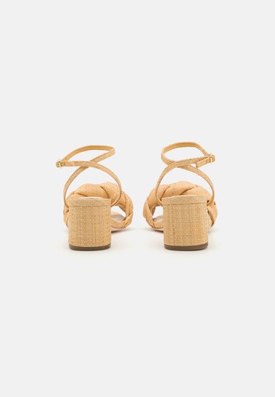Flettede tan farvede hælede sandaler med en firkantet blokhælt og slanke ankelstropper, der har en tekstureret vævet overdel.