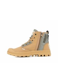 Stivaletti alla caviglia in tela color beige con punta rinforzata, dettagli grigi, cerniera laterale e suola in gomma testurizzata con scanalature profonde per una buona trazione.