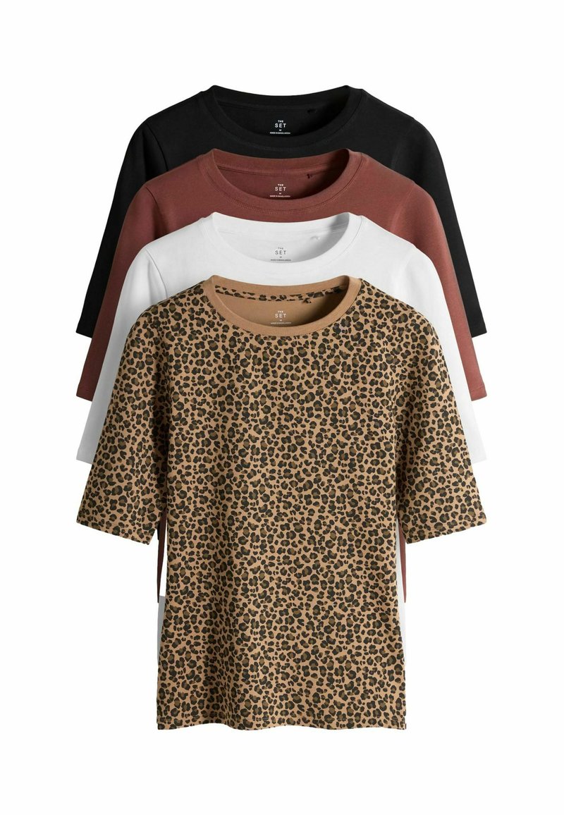 Vier T-shirts: één met luipaardprint in bruin en zwart, en drie effen kleuren—zwart, bordeauxrood en wit. Elk heeft een ronde hals en korte mouwen.