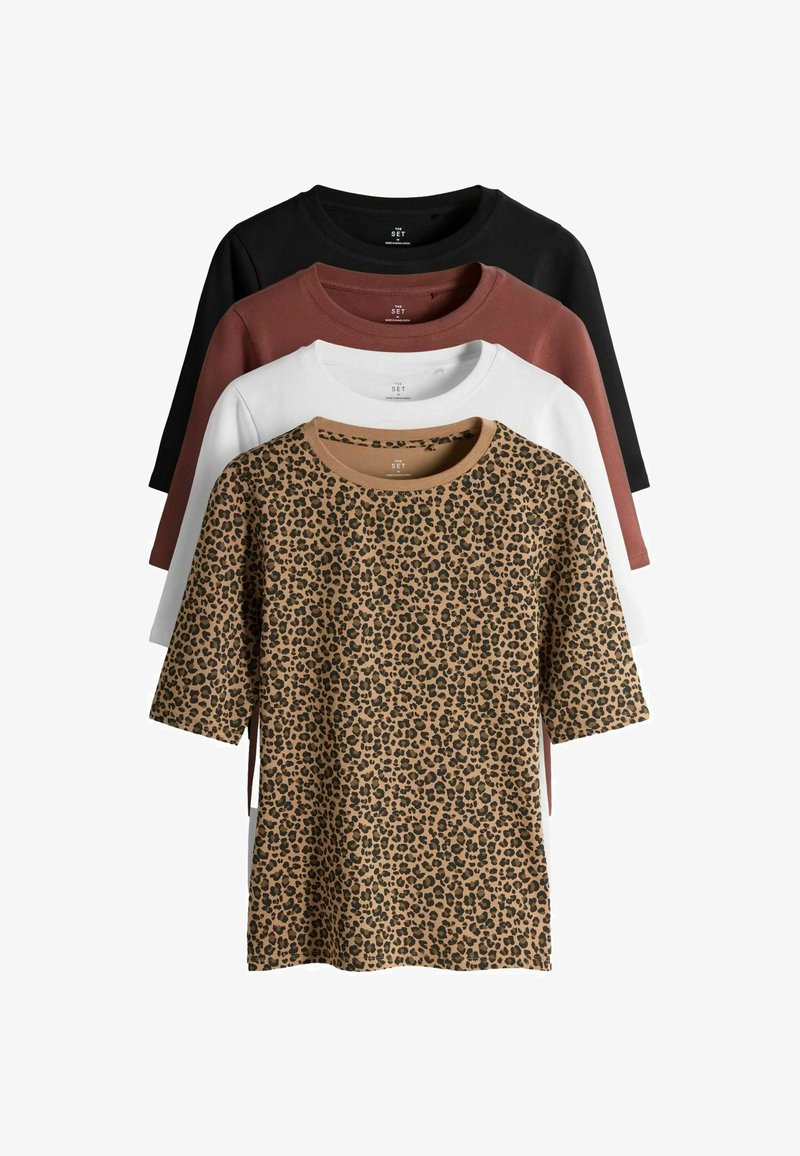 Vier T-shirts: één met luipaardprint in bruin en zwart, en drie effen kleuren—zwart, bordeauxrood en wit. Elk heeft een ronde hals en korte mouwen.