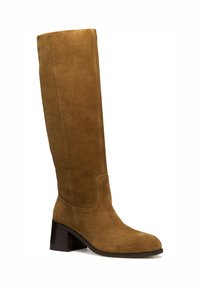 Bota de gamuza marrón hasta la rodilla con punta cuadrada y tacón grueso. Presenta un upper sin costuras y un sutil detalle de costura a lo largo de los lados.