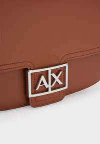 Armani Exchange BORSA TRACOLLA - Sac à main - whisky