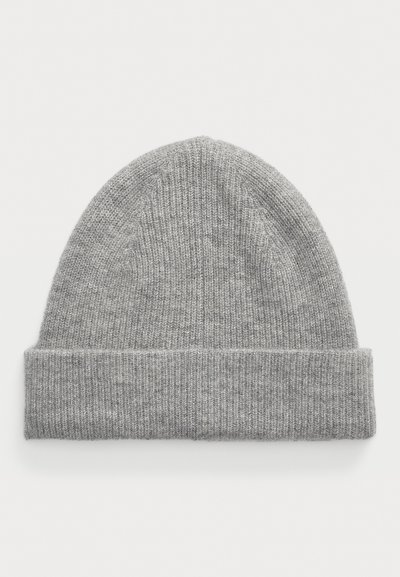 Bonnet en tricot gris avec une texture côtelée et un revers replié. Le tissu semble doux et chaud, idéal pour les temps froids.