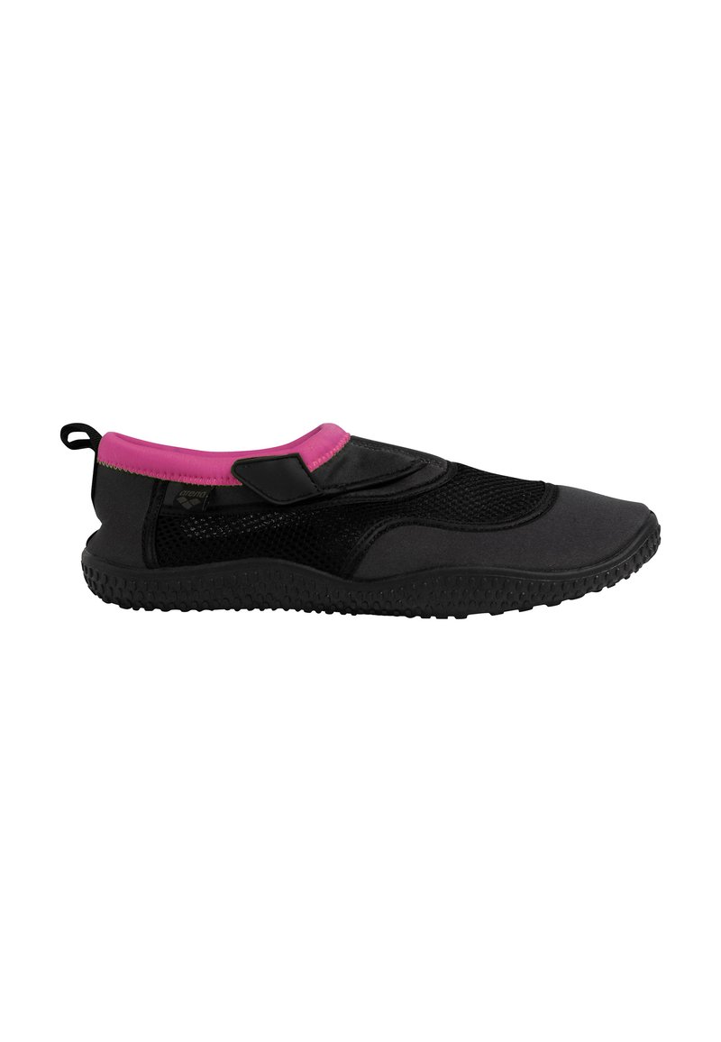 Sorte slip-on sko med pink krave, mesh overdel, fleksibel gummisål og Velcro-rem for sikker pasform. Tekstureret ydersål for godt greb.