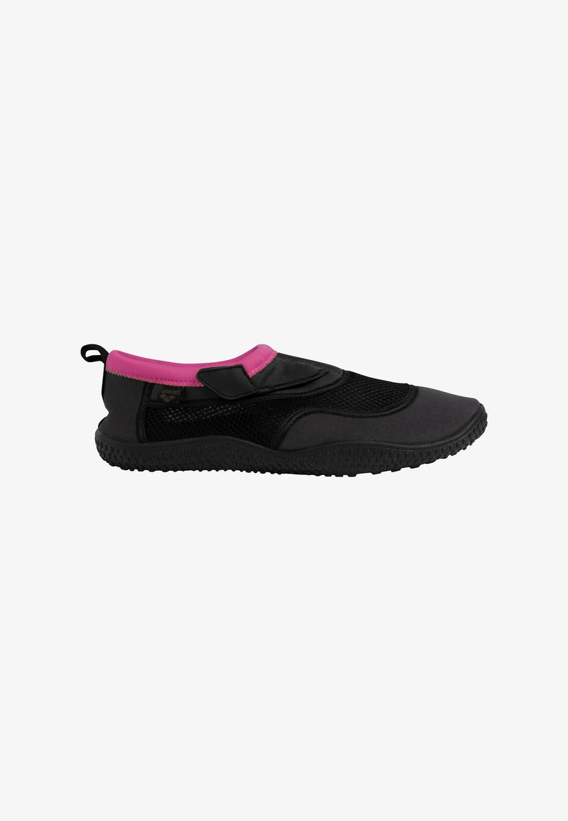Sorte slip-on sko med pink krave, mesh overdel, fleksibel gummisål og Velcro-rem for sikker pasform. Tekstureret ydersål for godt greb.