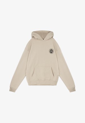 Beiger Kapuzenpullover mit langen Ärmeln, Front-Kängurutasche und kleinem rundem Logo auf der linken Brustseite.