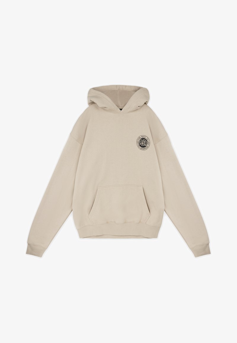 Sweat à capuche beige à manches longues, poche kangourou à l'avant et petit logo circulaire sur la partie gauche de la poitrine.