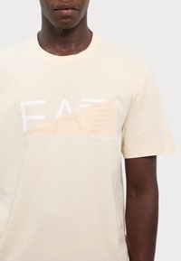 EA7 Emporio Armani Marškinėliai su spaudiniu - whitecap gray