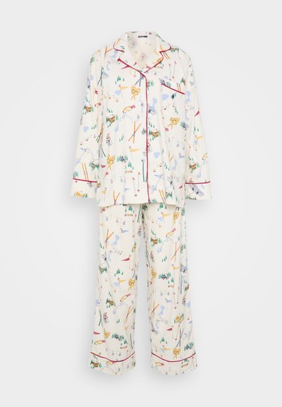 Λευκό σετ πιτζάμας με εκτύπωση χειμερινών σπορ σε όλη την επιφάνεια, περιλαμβάνει μοτίβα σκι. Κόκκινα περιγράμματα στον γιακά και τις μανσέτες. Μαλακό ύφασμα.