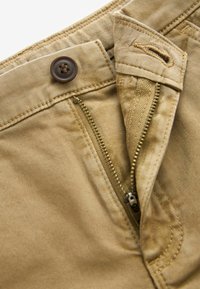 Next REGULAR FIT - Farkkushortsit - tan brown