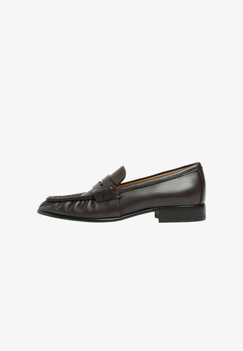Mocassin en cuir marron foncé avec un petit talon et une bride cousue sur le dessus, vu de profil.