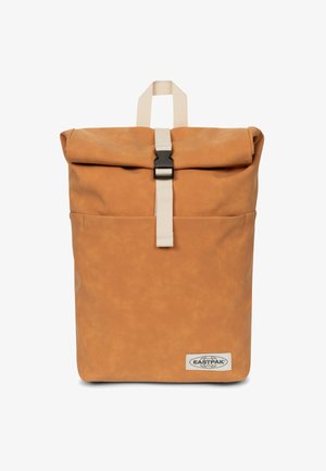 Bruine rugzak met opgerolde bovenzijde en een textuurachtig oppervlak, verstelbare beige banden en een zwarte gesp. Heeft een voorvak en een merklogo-label.