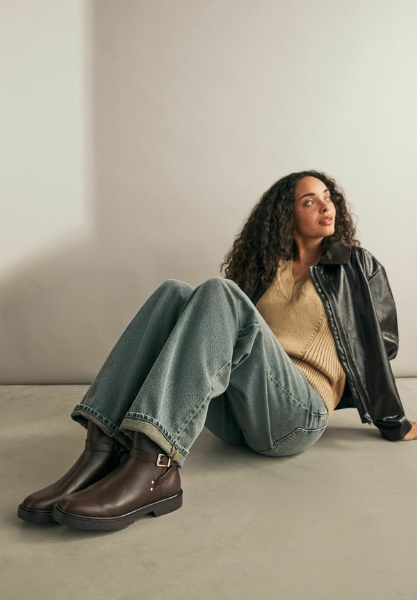 FOREVER COMFORT CHELSEA BUCKLE  - Plateaustiefelette