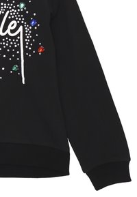 Felpa nera con scritta bianca e embellimenti di strass colorati sparsi. Le maniche e l'orlo a coste offrono una finitura testurizzata.