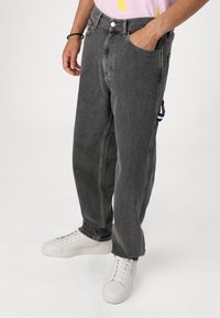 Tommy Jeans SKATER CARPENTER  - Tesařské džíny - denim black