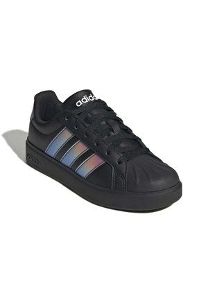 Sneaker Adidas nera con tre strisce iridescenti, lacci neri e logo Adidas sulla linguetta e sulla suola, mostrata da un angolo frontale laterale.