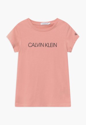 Różowy bawełniany t-shirt z okrągłym dekoltem, krótkimi rękawami oraz czarnym logo "CALVIN KLEIN" nadrukowanym z przodu i małym logo na rękawie.