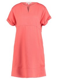 Vestido coral hasta la rodilla con mangas cortas con puño vuelto, escote con muesca y detalle de costura debajo del busto y en el dobladillo.