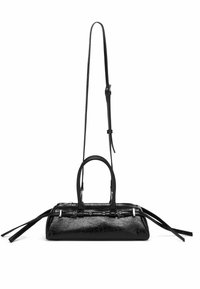 Geantă de mână din piele neagră, cu o textură crăpată, mânere superioare duale și o curea de umăr detașabilă. Are accesorii de culoare argintie și ciucuri lungi pe laterale.