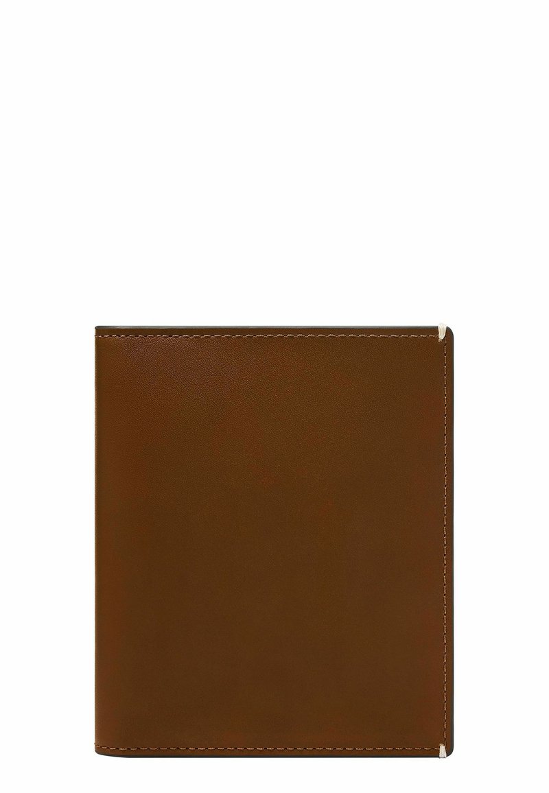Braune Lederbörse mit glatter Textur, quadratischer Form und kontrastierenden Nähten an den Kanten. Minimalistisches Design ohne sichtbare Beschläge.