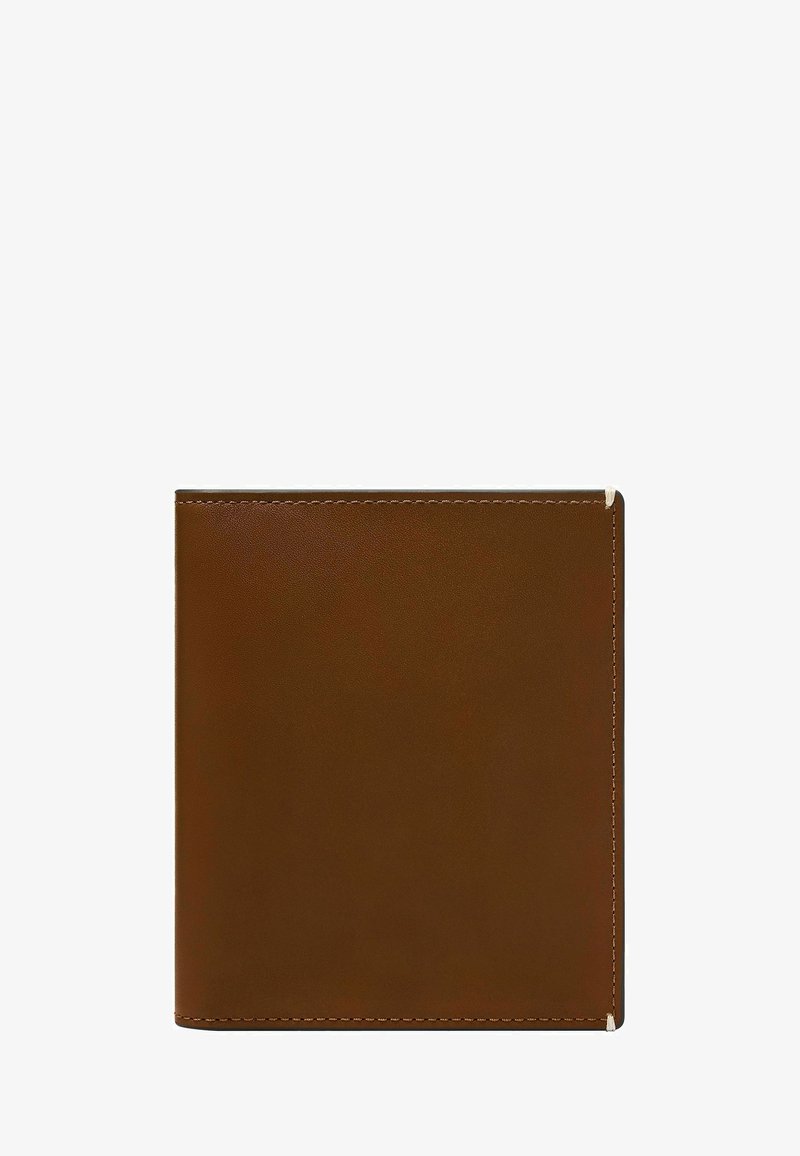 Braune Lederbörse mit glatter Textur, quadratischer Form und kontrastierenden Nähten an den Kanten. Minimalistisches Design ohne sichtbare Beschläge.