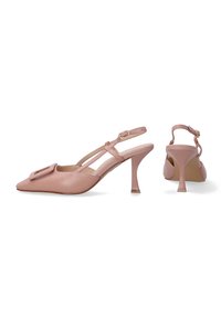 Růžové kožené sandály na podpatku s špičatými špičkami, zdobené mašlí a štíhlými stiletto podpatky. Detaily nastavitelného pásku na kotníku.
