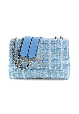 Petit sac à main en tweed bleu avec des accents en cuir, une bandoulière chaîne et un logo triangulaire Guess sur le rabat avant.