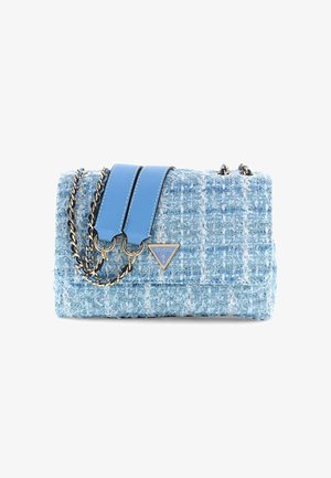 Petit sac à main en tweed bleu avec des accents en cuir, une bandoulière chaîne et un logo triangulaire Guess sur le rabat avant.