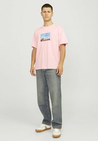Jack & Jones JORVESTERBRO PICTURE CREW NECK - Apdrukāts T-krekls - fairy tale