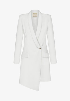 Biały żakiet z długimi rękawami, kołnierzem szalowym, zapięciem na jeden złoty guzik, dwoma przednimi kieszeniami oraz asymetrycznym krojem. Gładka struktura tkaniny.