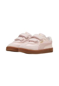 Roze suède sneakers met klittenbandsluitingen en een gumrubberen zool, voorzien van een gouden logo-accent aan de zijkant, ronde neus en een gevoerd kraagje.