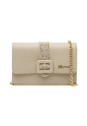 Sac bandoulière rectangulaire beige avec sangle à boucle décorative, chaîne en or et petit logo doré sur le rabat avant.