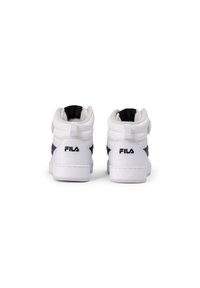 Zapatillas altas en blanco y negro con material de piel, cuello acolchado y logo en la parte trasera. Tiene una suela texturizada para mayor agarre.
