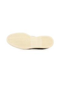 Suela de zapato hecha de goma, con un patrón texturizado y ondulado. El color es beige con un acabado suave y un ligero brillo.