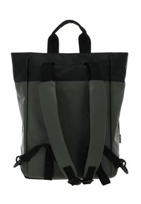 Zaino verde e nero realizzato in materiale resistente, con spallacci regolabili, manici superiori doppi e dettagli di chiusura aggiuntivi.
