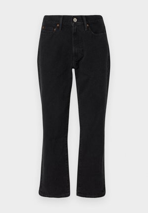 Jean en denim noir présentant un design à jambe droite, un style à cinq poches et des accessoires en métal avec des accents en cuivre. Texture lisse et taille moyenne.