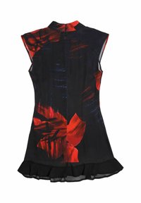 Vestido negro con patrones florales rojos, mangas cortas, cuello alto y un dobladillo con volantes. La tela parece suave con un ligero brillo.